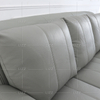 Sofá de cuero gris de la sala de estar del ocio